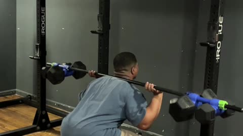 🔥Squatting #dumbbells on a Bar Like He’s Done it Before! EZ🏋️#Dualbell #homegym #gymgear