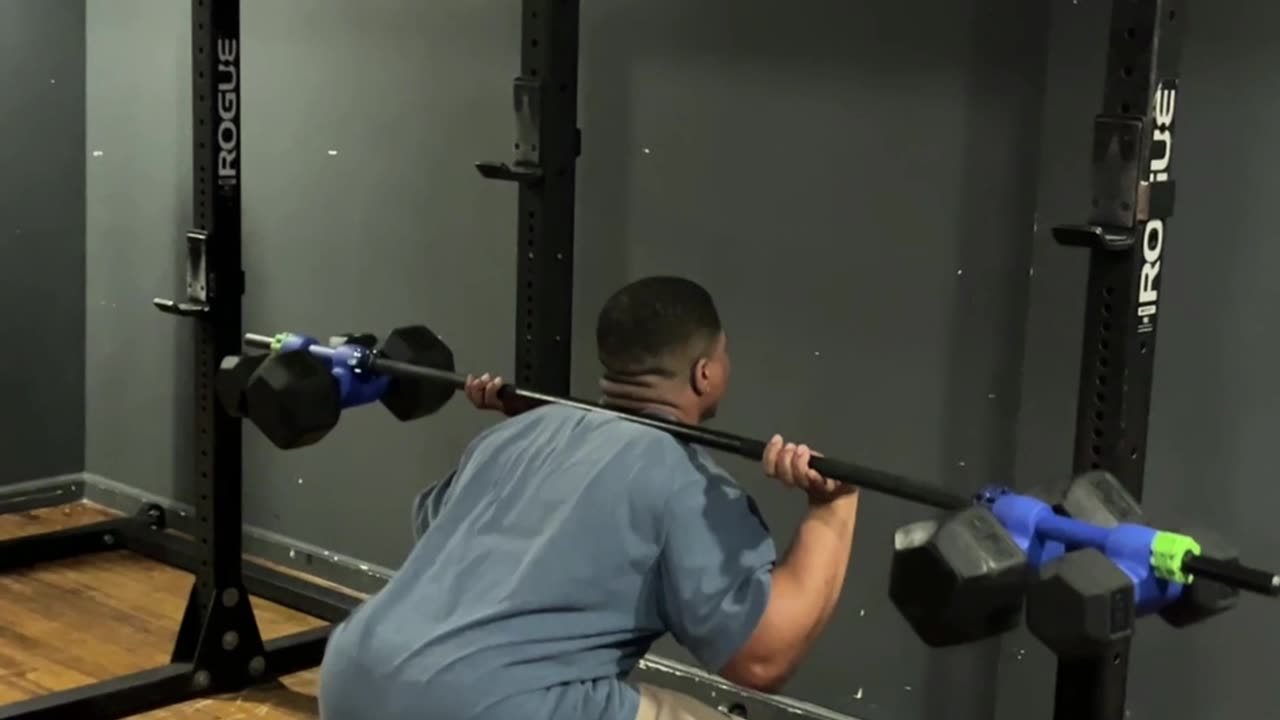 🔥Squatting #dumbbells on a Bar Like He’s Done it Before! EZ🏋️#Dualbell #homegym #gymgear
