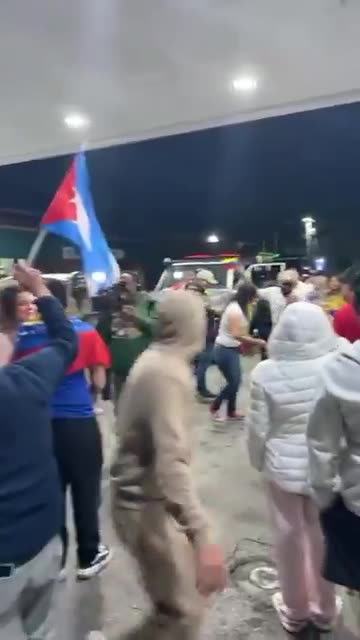 🚨Niềm vui của những người lưu vong Venezuela xuống đường để ăn mừng việc Mỹ bắt giữ Nicolás Maduro!