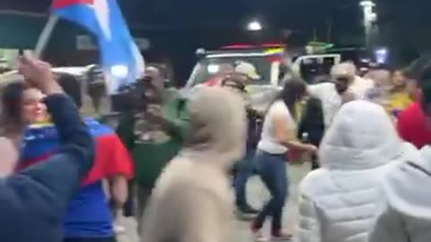 🚨Niềm vui của những người lưu vong Venezuela xuống đường để ăn mừng việc Mỹ bắt giữ Nicolás Maduro!