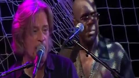 Daryl Hall & John Oates - Kiss On My List = Live Troubadour