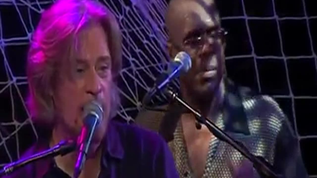 Daryl Hall & John Oates - Kiss On My List = Live Troubadour