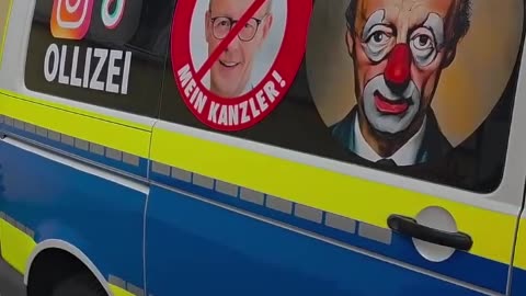 Un’auto anticancelliere appare in Germania