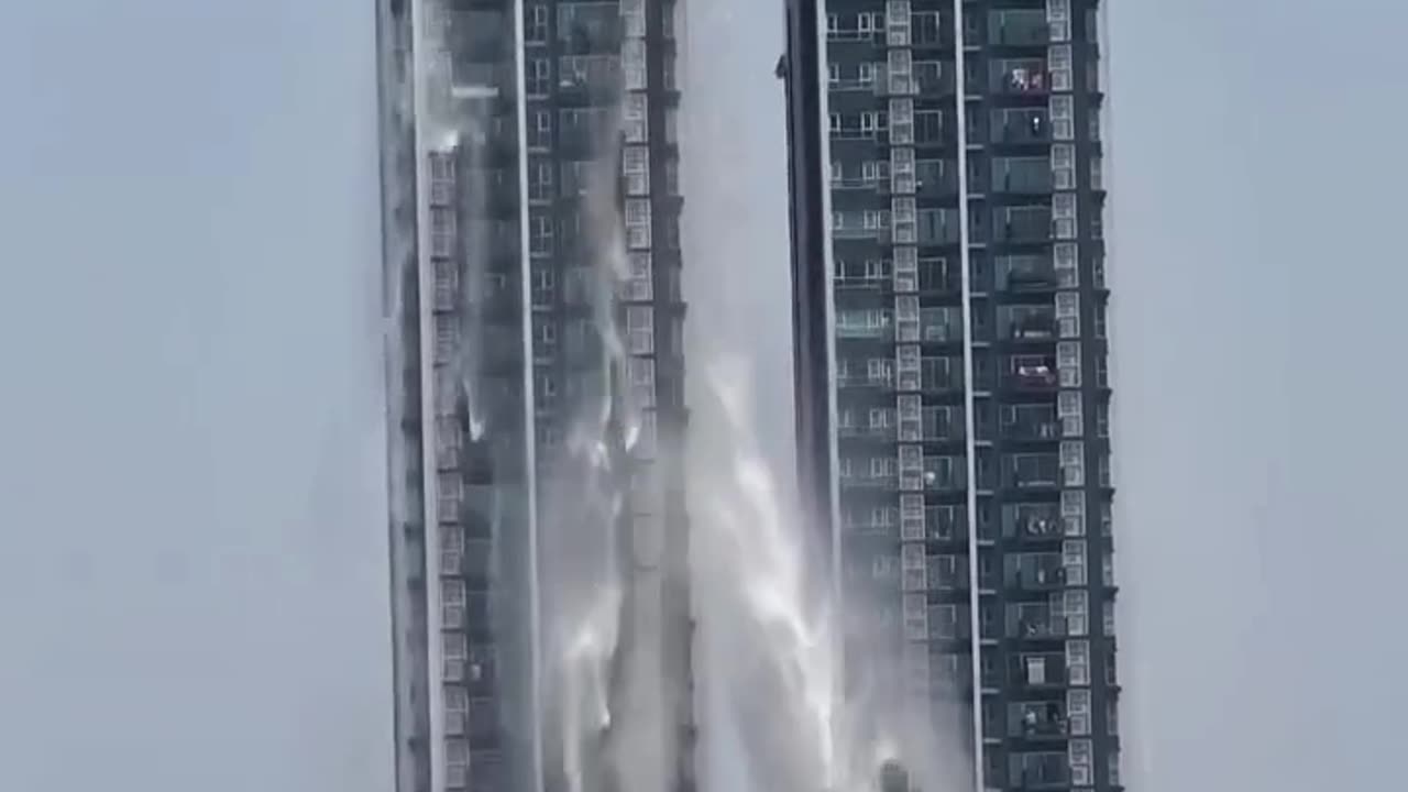 "7.7 Earthquake Hits, Swimming Pool Water Falls from High-Rise! 🌍🏢💥"#shorts