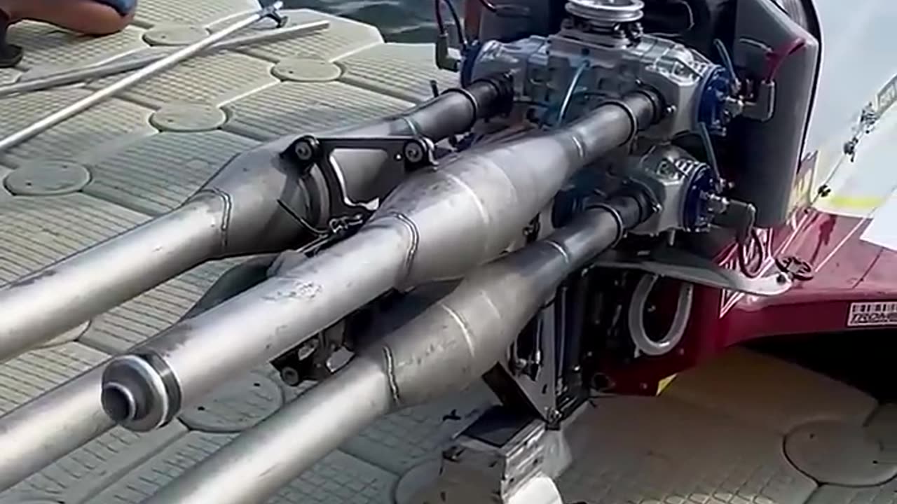 An adjustable exhaust and it can go over 100mph! 😱🔥 I 🎥: @europeanpowerboatracing #boat #speed