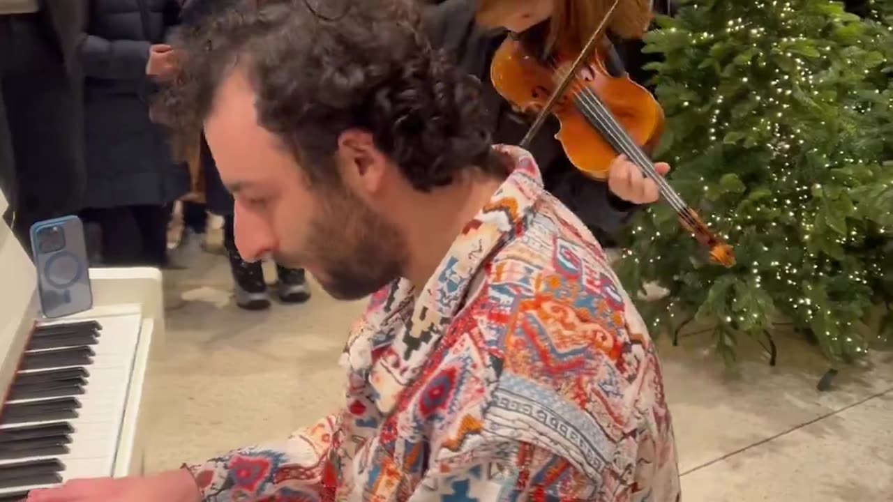 10-year-old boy wows crowd with his Violin playing skill