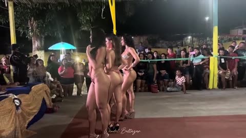 O desfile conjunto das modelos no Garota Verão Marisco 2024