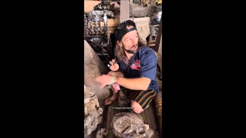 Apparemment, cet homme déterre des objets extraterrestres égyptiens au Mexique.