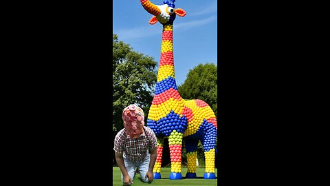 The mascot vibrato assistant placed on the football field is popular, co-produced, creative new sp🦒