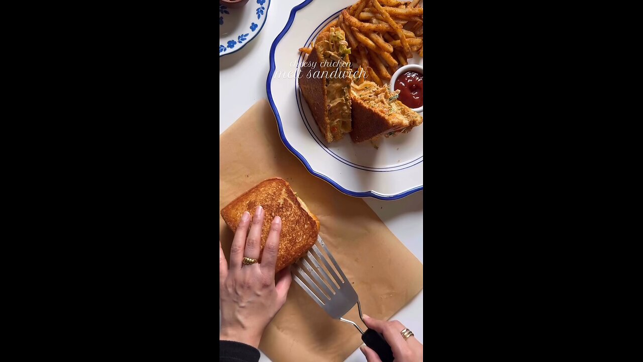 #cheesy chicken melt sandwich 🥪 😋
