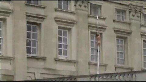 "Unforgettable Tale: Young Boy Miraculously Escapes Buckingham Palace"