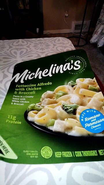 Eating Michelina's Fettuccine Alfredo With Chicken & Broccoli, Dbn, MI, 11/12/25