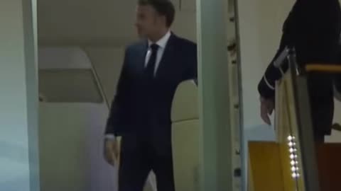 News, this video is clearer, Emmanuel Macron messed with his wife Brigitte