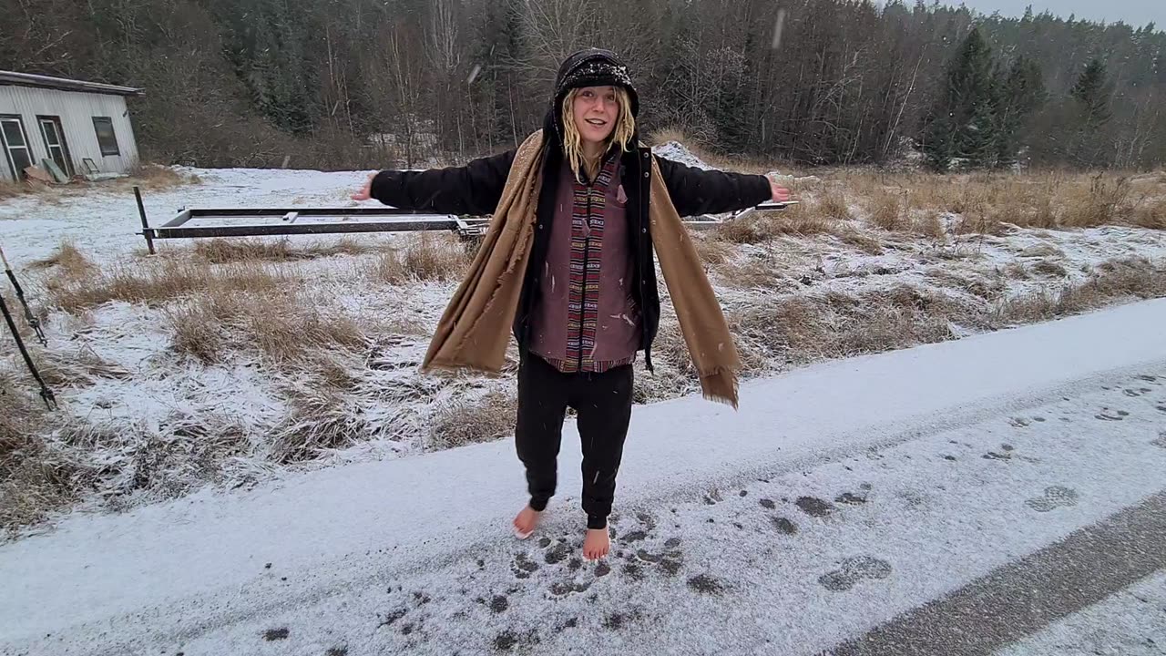 It's snowing!❄️(Barefoot in the snow)