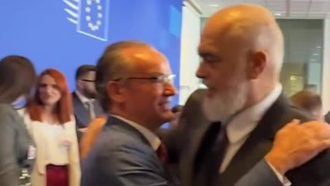 Shtrëngim duarsh dhe përqafime me zyrtarët e BE, Rama ndan pamjet nga Brukseli