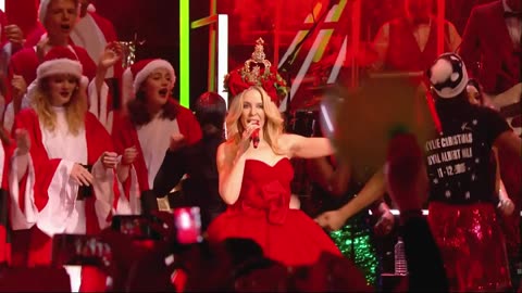 I Wish It Could Be Christmas Everyday (Wizzard cover) - Kylie Minogue (live)