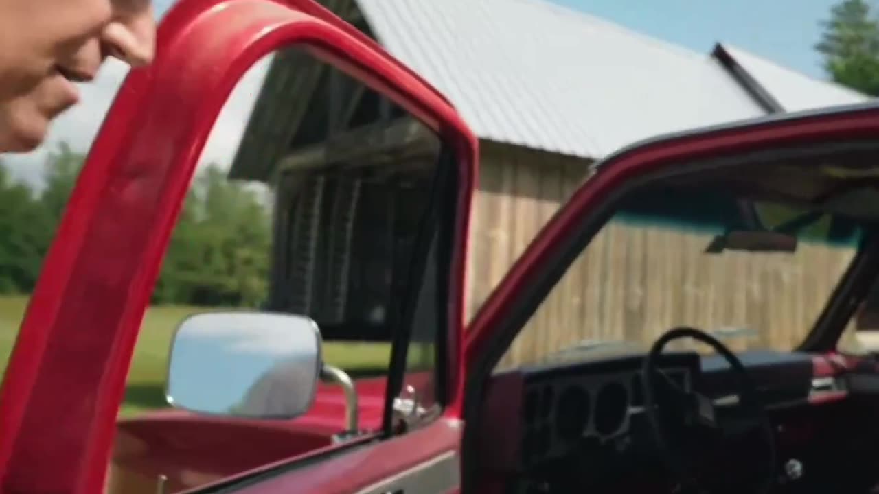 Tucker Carlson Shows His Off-Grid Truck of Choice, No Government Kill Switch Allowed