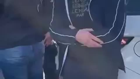 Modlińska 6D. Czeczeński bandyta kopie i szarpie drobną, starszą kobietę.