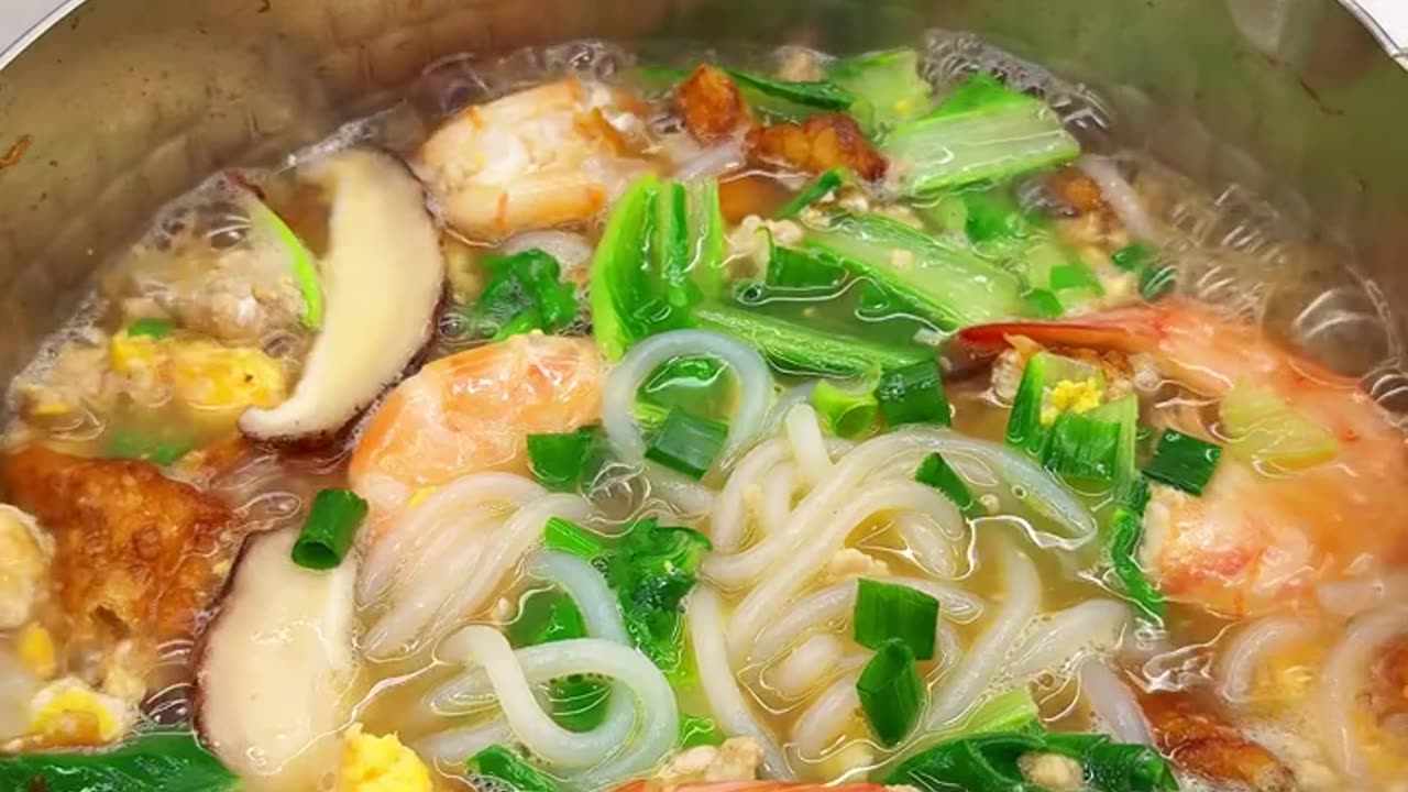 Recook this soup noodle with pork, shrimp, mashroom, eggs recipe