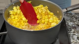 Easy caramel popcorn at home
