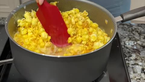 Easy caramel popcorn at home