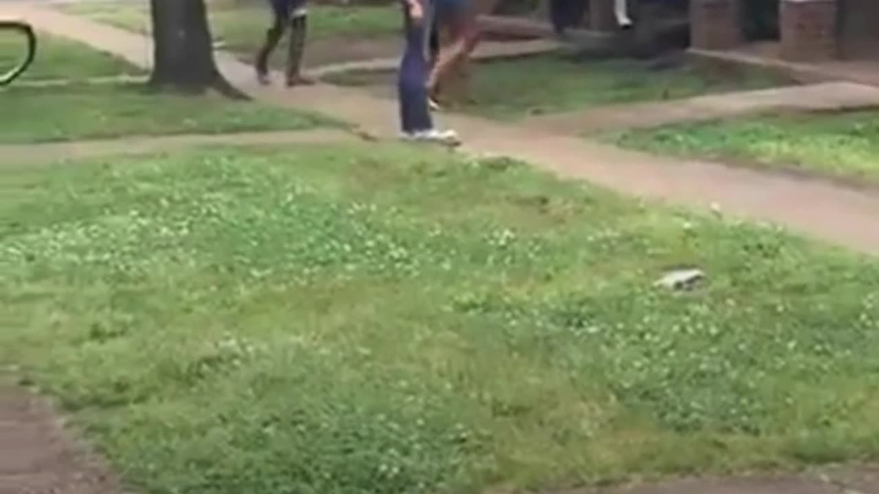 Facebook Live Hood Fight: When Hoodrats Refuse To Leave Eachother Alone