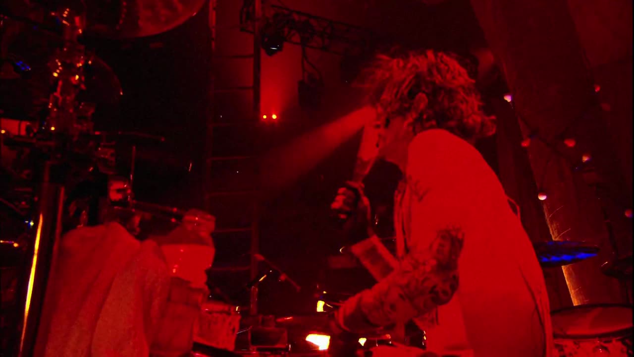 Shout At The Devil - Mötley Crüe (live)