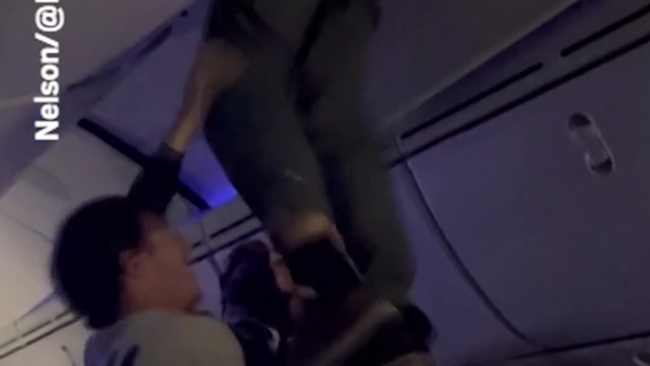 MAN STUCK IN BAGGAGE HOLD AFTER TURBULANCES XD