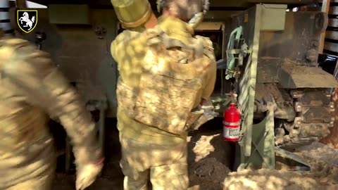 Incredible Footage from Inside Ukrainian M109 Paladin Heavy Gun