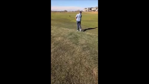 Un homme qui filmait un swing de golf aperçoit un OVNI se déplaçant à grande vitesse.