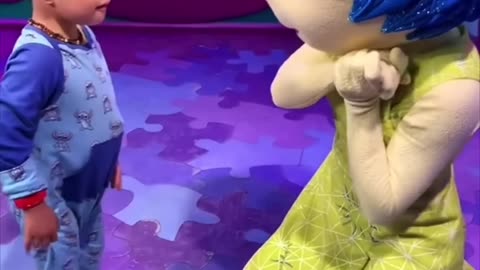 Little boy with special needs made a new best friend at Disney World ❤️