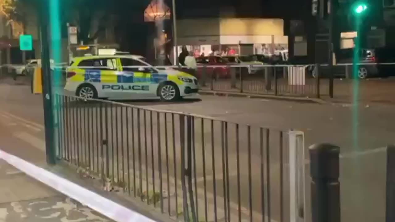 🚨🇬🇧BREAKING NEWS Three people stabbed in Clapham Street, London. A foreign man