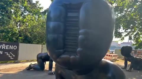 Bizar: baby’s met barcodes zonder gezicht in Praag Tsjechië