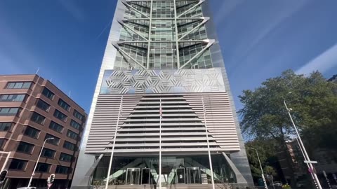 Bij de Malietoren in Den Haag zijn 3 SDG vlaggen uitgehangen 25-09-2023