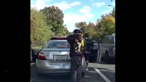 Con Artists busted? Look at their faces when they realize the guy has a dashcam