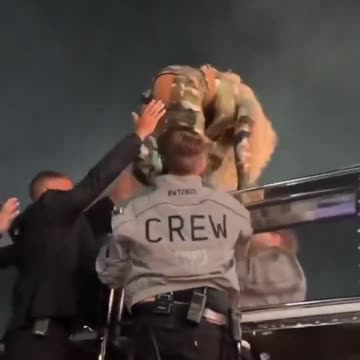 Security guard risked it all omg 😨