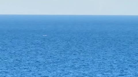 Un hélicoptère militaire poursuit un OVNI rouge