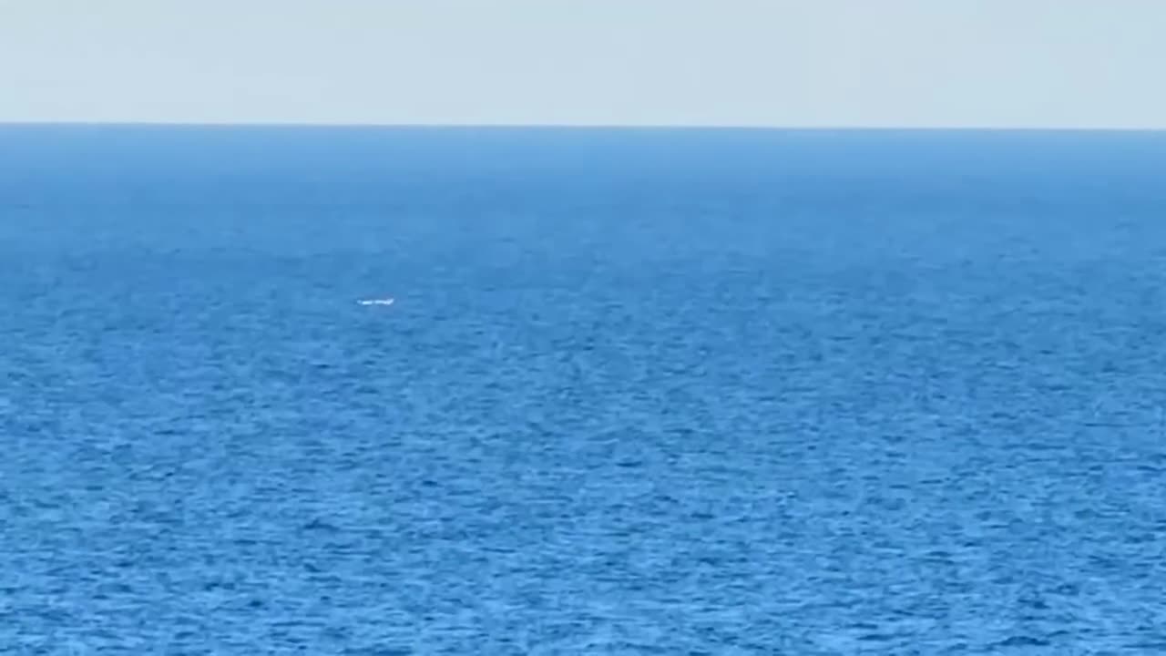 Un hélicoptère militaire poursuit un OVNI rouge
