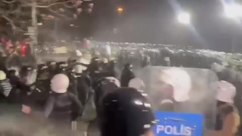 🇹🇷 People in Türkiye have taken to the streets in support of Istanbul Mayor