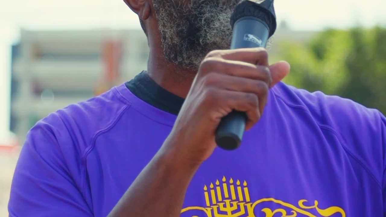 ¡Hombre latino! ¡Deja de comportarte como un mandilón y compórtate como un hombre de Dios!