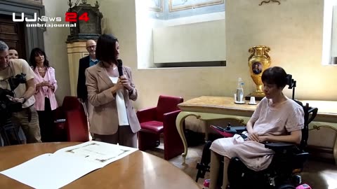 Laura Santi riceve il Baiocco d'Oro dal Comune di Perugia