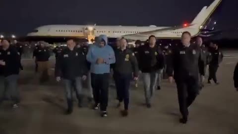 Close-up video captures Nicolás Maduro being escorted off a plane in New York.