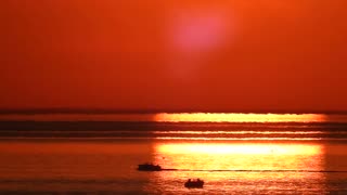 Flat Earth - P900 Zoom Sunset and Small Boats - The sun is not going down at all!