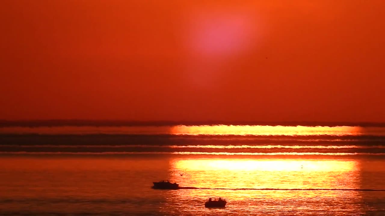 Flat Earth - P900 Zoom Sunset and Small Boats - The sun is not going down at all!