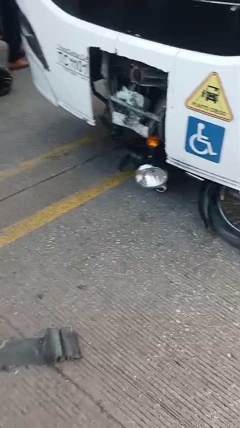 Video: fuerte accidente entre un Transcaribe y mototaxista