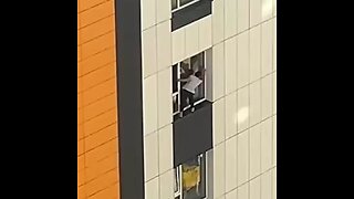 En Rusia, mujer se arriesga al limpiar ventanas sin protección alguna