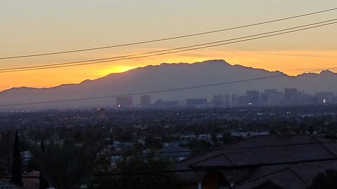 Did you SEE tonight's CRAZY HAZY Las Vegas sunset? Check THIS out! 🔥 12.17.2025 #follow #lasvegas