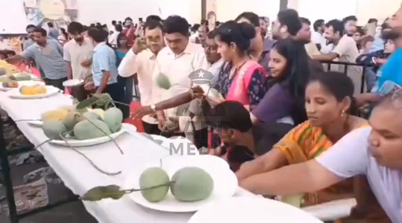 Mango Display Looted in Broad Daylight Amid Chaos in India #streetchaos #japd
