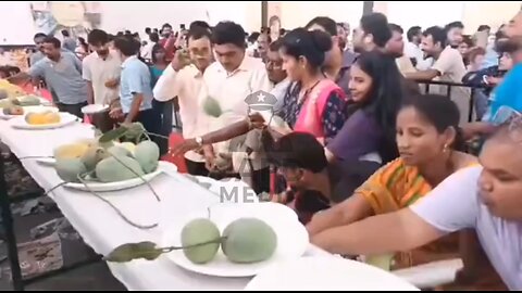 Mango Display Looted in Broad Daylight Amid Chaos in India #streetchaos #japd