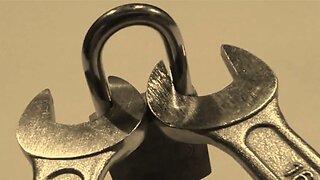 Watch how I open this padlock with 2 fixed keys! - Mira como abro este candado con 2 llaves fijas!
